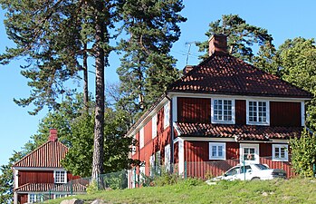 Två av de så kallade "Rödingarna" på sin ursprungliga plats, Kolonnvägen 26 och 28