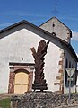 La sculpture de Dominique Renaud taillée dans le tronc de l'ancien chêne, arbre remarquable, de Vomécourt