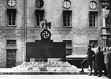 Photographie en noir et blanc d'un des mausolées dressés sur la Feldherrenhalle en 1935