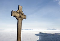 Cross at Hut Point, Ross Island, in memory of George Vince. Author: Sergey Tarasenko