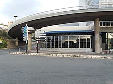 Photo d'un bâtiment au bord d'une route et sous un pont