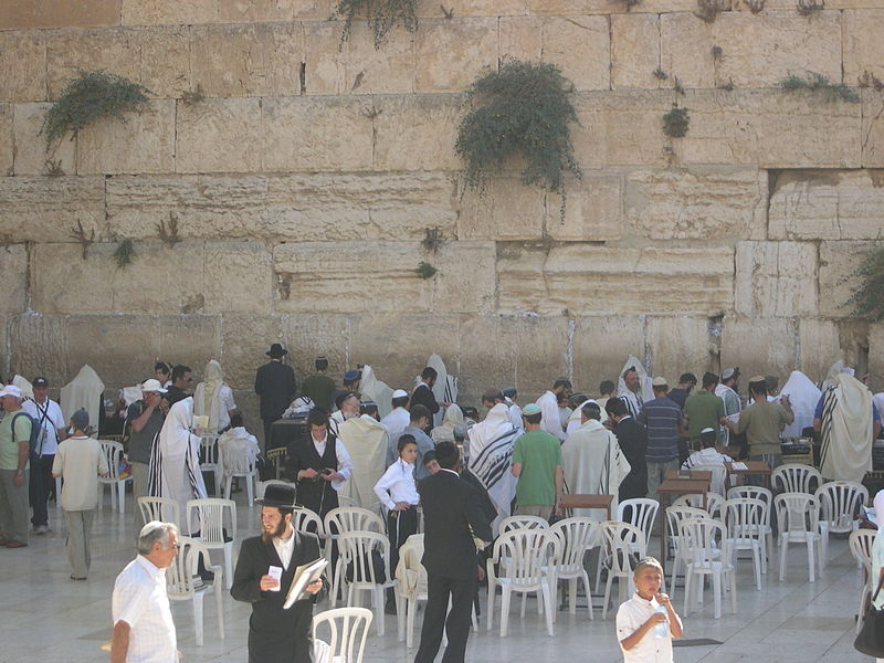 File:Praying at the Wall (2775894025).jpg