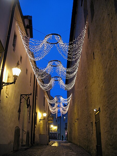 File:Raekoja street in January.jpg