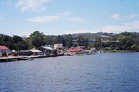 Vista de Strahan do meio da Baía de Macquarie