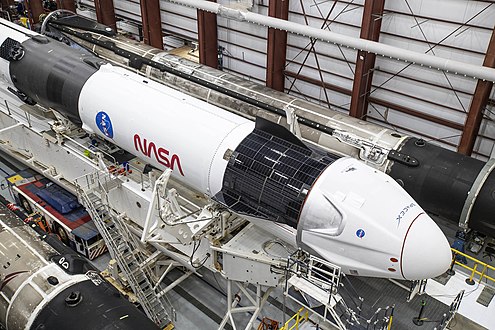 Vaisseau et fusée Falcon 9 de la mission SpaceX Crew-1 dans le bâtiment d'assemblage.