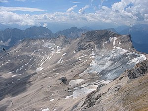 Der Nördliche Schneeferner sowie Reste des Südlichen Schneeferners (links) Ende Juli 2006