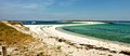 L'île de Bananec et le cordon littoral découvrant à marée basse à l'est de l'île Saint-Nicolas d'où est prise la photographie.