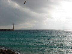 Español: Vista del Mediterráneo desde el espigón hacia la Punta de Tarifa en un día con viento de Levante.