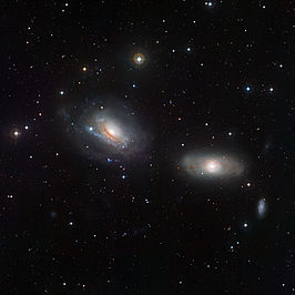 NGC 3166 (rechts) en NGC 3169