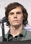 Evan Peters interprète Stan.