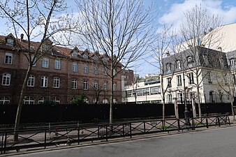 Lycée Notre-Dame-des-Oiseaux au no 12.