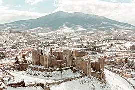 Veduta del Castello di Melfi con Monte Vulture.jpg