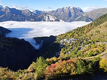 Village d'Huez surplombant une mer de nuage.jpg