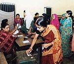 Femmes votant au Bangladesh.