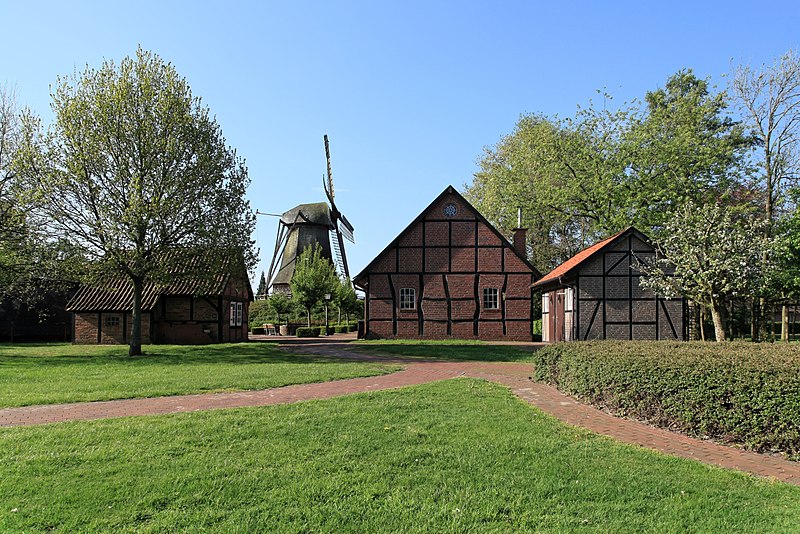 File:Wippingen - Zur Mühle - Mühlenhof - Windmühle + Heimathaus + Toilettenhaus 02 ies.jpg