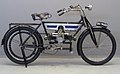 Douglas Model C, bicylindre à plat de 350 cm3/2,25 ch, transmission par courroie, fourche à parallélogramme (1910).