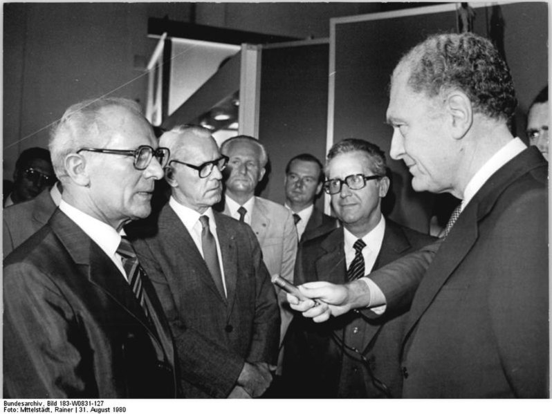 File:Bundesarchiv Bild 183-W0831-127, Leipzig, Herbstmesse, Honecker, Okun.jpg