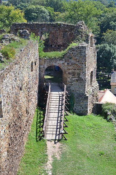 File:Fiľakovo - Hrad, bašta bránová.jpg