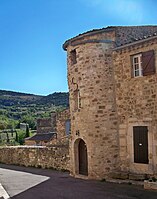 Maison à tour face au château.