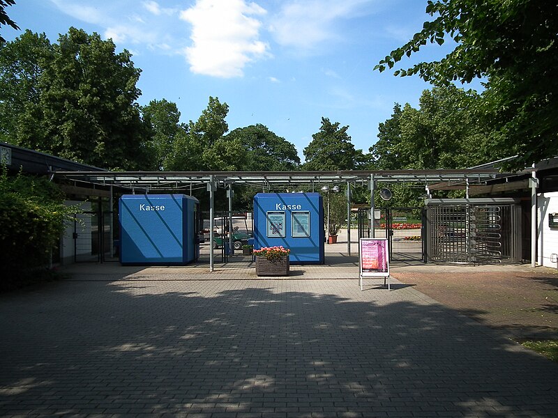 File:Herzogenriedpark Mannheim Eingang.JPG