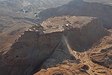 Die Luftaufnahme zeigt den Tafelberg von Masada und die Belagerungsrampe, die fast bis zum Gipfelplateau reicht