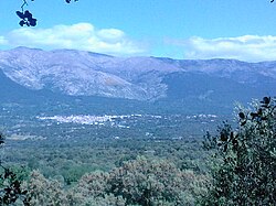 Anvista de Casavieja y d'as versants meridionals d'a sierra de Gredos