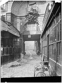 Vue de l'entrée de la cour du Dragon.