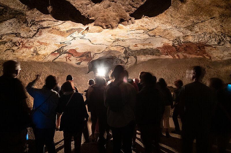 File:Lascaux II, Salle des taureaux-4970.jpg