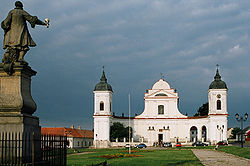 Praça principal em Tykocin com o monumento ao Hetman Stefan Czarniecki