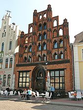 La maison Alter Schwede ("Le Vieux Suede") avec un pignon à échelons, à Wismar, Allemagne