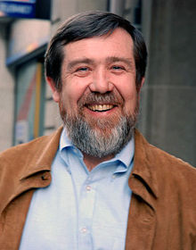 Photo de Alekseï Pajitnov, un homme barbu souriant face à la caméra