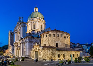 La cathédrale de Brescia, le Duomo Vecchio de Brescia, sur la piazza Paolo VI. À l'arrière-plan, le palace Broletto. Photo juin 2019.