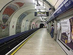 De Piccadilly Line naar het noorden met ballonvaart op de tunnelwand