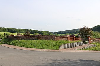 Friedhofsmauer von 1908/1909 mit dem 2013 verlegten Eingangstor