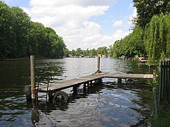 Staabe an der Uferpromenade, im Hintergrund die Schleuse