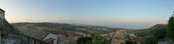 Panorama Squillace con cattedrale.JPG