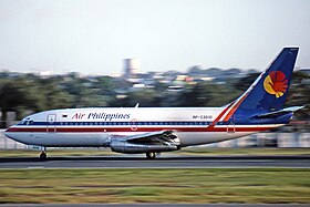 RP-C3010, le Boeing 737-2H4 de Air Philippines impliqué dans l'accident, ici à l'aéroport international Ninoy Aquino en janvier 2000.