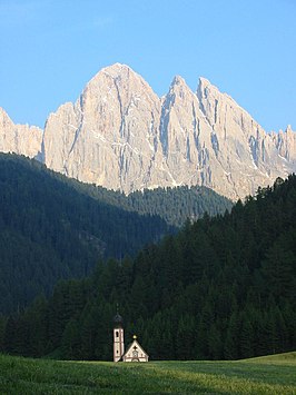 Sass Rigais (de linker bergtop) met de St. Johannkirche op de voorgrond, vanuit het Villnößtal gezien