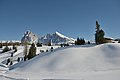 Seiseralm und Langkofelgruppe im Winter.jpg7 360 × 4 912; 15,73 MB