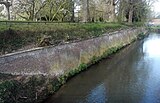 Oude Jekermuur met naamsteen in het Stadspark