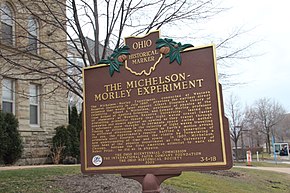 Lapide che commemora il sito dell'esperimento Michelson-Morley nel campus della Case Western Reserve University, Ohio