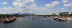 Thumbnail for File:Neue Donau mit der Fußgängerbrücke Ponte Cagrana in Wien.jpg