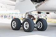 A350-900 memiliki empat roda untuk MTOW 280 ton (620.000 lb).