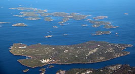 Luchtfoto van Boxö (het grote eiland onderaan) Saggö is midden bovenaan de foto zichtbaar.