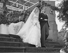 Marie-Hélène aan de arm van haar vader bij haar huwelijk in 1950