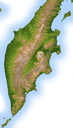 Carte topographique du Kamtchatka avec la chaîne Orientale, orientée sud-sud-ouest—nord-nord-est dans l'est de la péninsule.