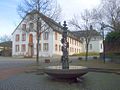 ehem. Kloster in Klausen, vorne der Marienbrunnen