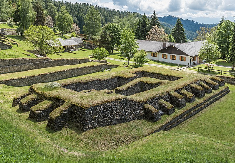 File:Magdalensberg Archaeologischer Park Tempel NW-Ansicht 02062016 2324.jpg