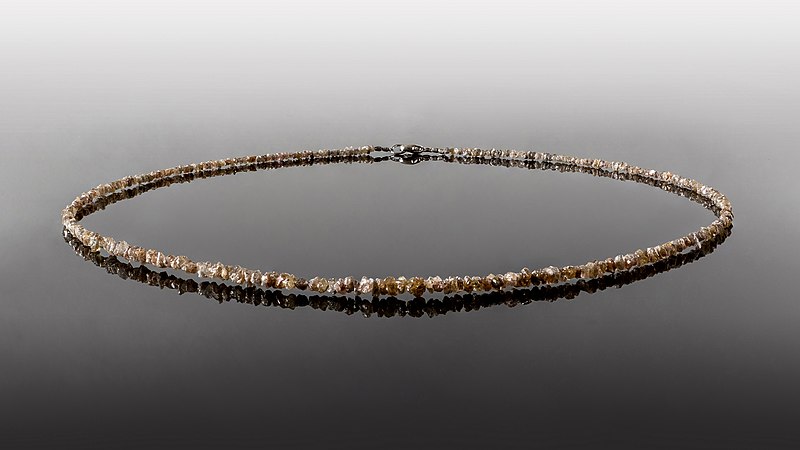 File:Necklace made of rough diamonds.jpg