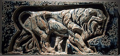 Paul Jouve et Alexandre Bigot, Lion (pièce de la frise de la porte monumentale de l'Exposition universelle), 1900, Budapest, Musée hongrois des arts décoratifs.